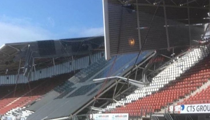Покривът на една от трибуните край страничните линии рухна под напора на ветровете Покривът на една от трибуните край страничните линии рухна под напора на ветровете