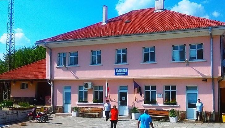 По неофициална информация, самоубиецът е имал тежко, неизлечимо заболяване