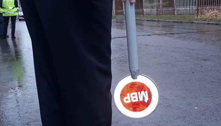 Последвалите справки изяснили, ме мъжът е неправоспособен водач, а управляваното от него моторно превозно средство е с прекратена регистрация Последвалите справки изяснили, ме мъжът е неправоспособен водач, а управляваното от него моторно превозно средство е с прекратена регистрация