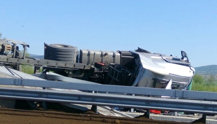 ТИР повлече кола, докато се преобръщаше през мантинелата в насрещното платно