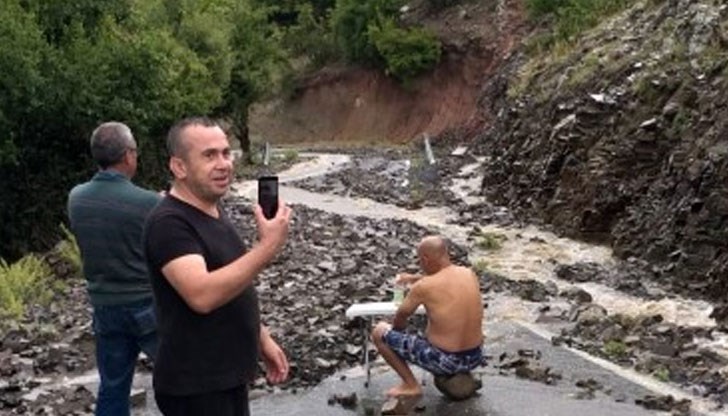 25 души са блокирани от свлачище в района на планинската местност Дамбалъ