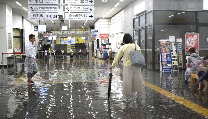 Препоръката се отнася за жителите на три префектури - Нагасаки, Сага и Фукуока, където в редица райони има опасност от преливане на реки и свлачища