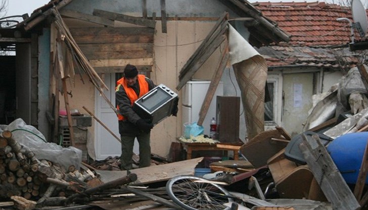 Жалбоподатели са Анка Пакетова и още 54 души Жалбоподатели са Анка Пакетова и още 54 души