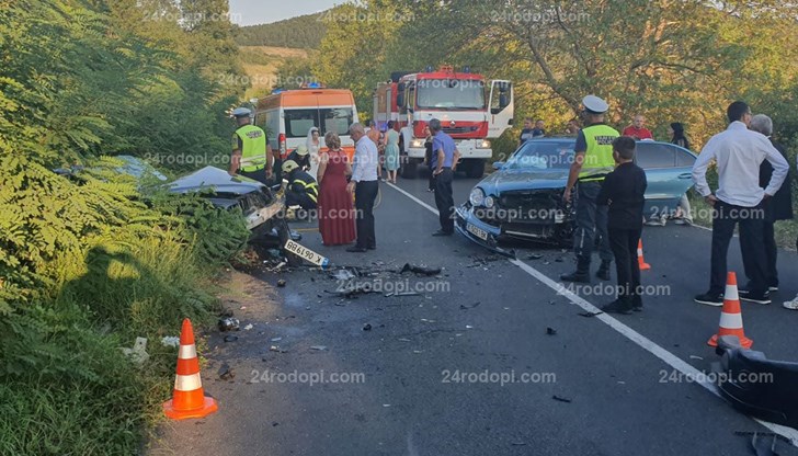 Булката сама успяла да излезе от автомобила, но младоженецът бил заклещен