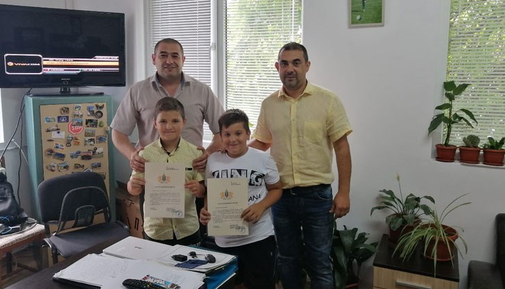 Момчетата се натъкнали на смартфона, докато се разхождали в градския парк