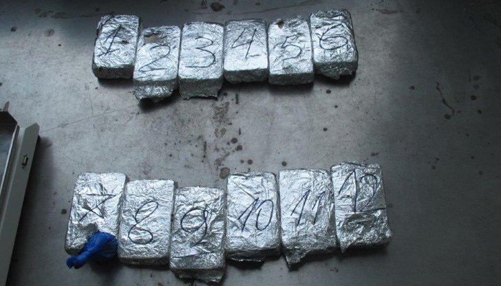 Кокаинът е бил пакетиран и покрит с метално фолио, в разфасовки от по 2,5 кг