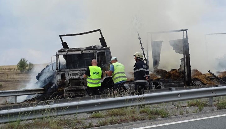 Товарният автомобил пламва в движение край Радомир