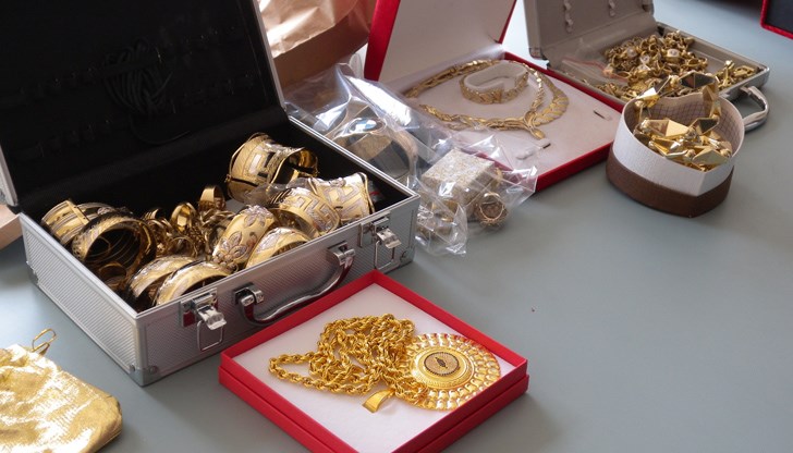 Полицаите открили купища пари, злато и скъпи коли