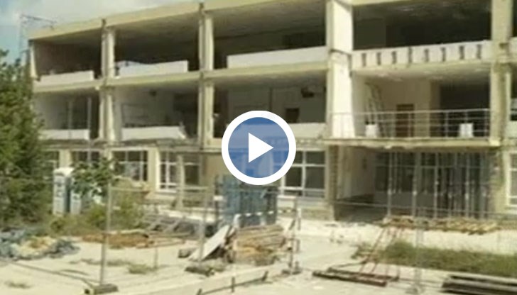 Сградата е построена през 2011 година, а само след 6 години е за основен ремонт