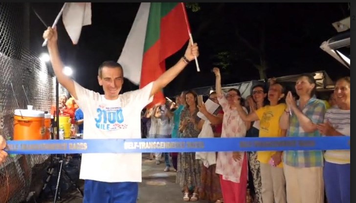 Тодор Димитров развя българското знаме в Ню Йорк рано тази сутрин