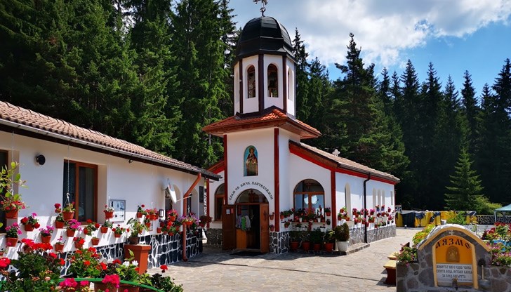 Слънцето обръща гръб на лятото и е с лице към зимата, щъркелите се събират на ята, преди да отлетят Слънцето обръща гръб на лятото и е с лице към зимата, щъркелите се събират на ята, преди да отлетят