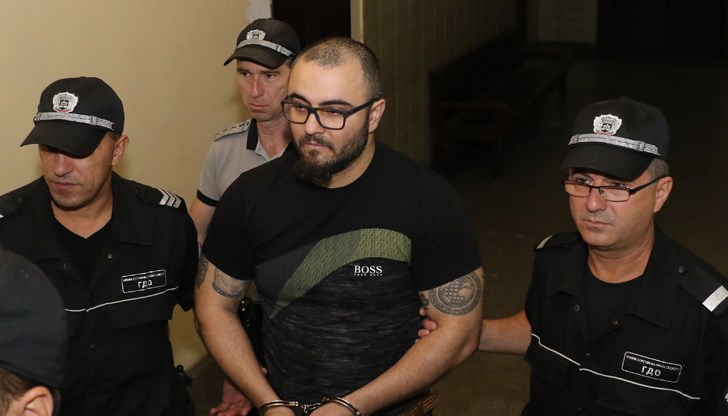 Полицаи водят Милен Райчев за поредното заседание на съда по предаването му на гръцките власти