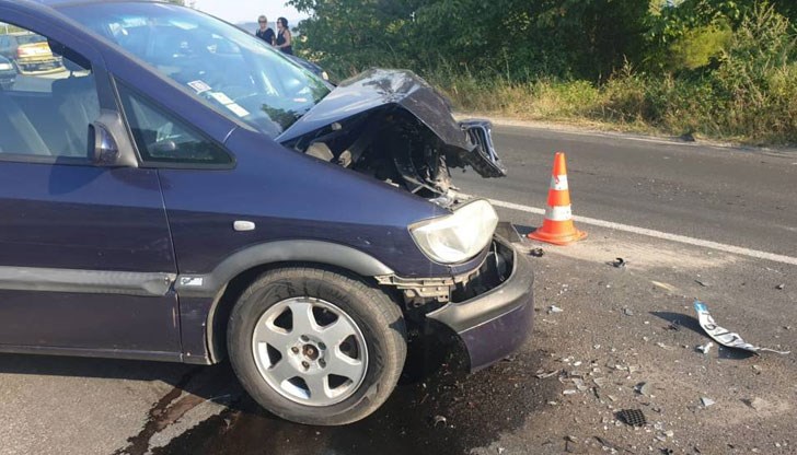 Четири автомобила се удариха край разклона за Павел Баня