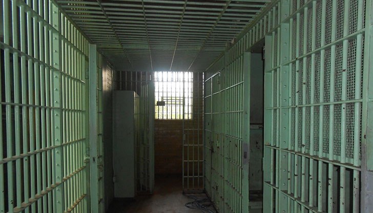 Осъден е на три години и четири месеца лишаване от свобода при строг режим за извършени кражба, грабеж и измама Осъден е на три години и четири месеца лишаване от свобода при строг режим за извършени кражба, грабеж и измама