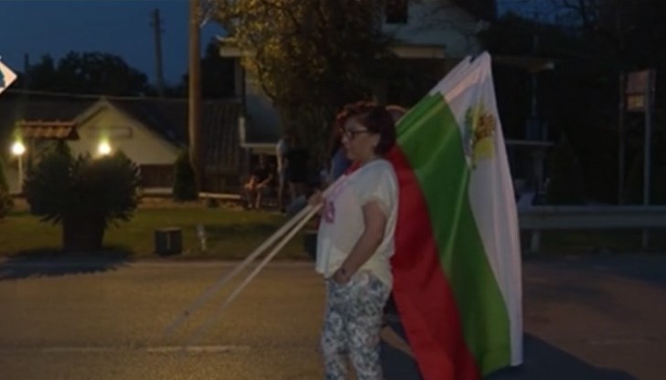 Хората организираха денонощни дежурства, за да не бъде прекъснат протестът им