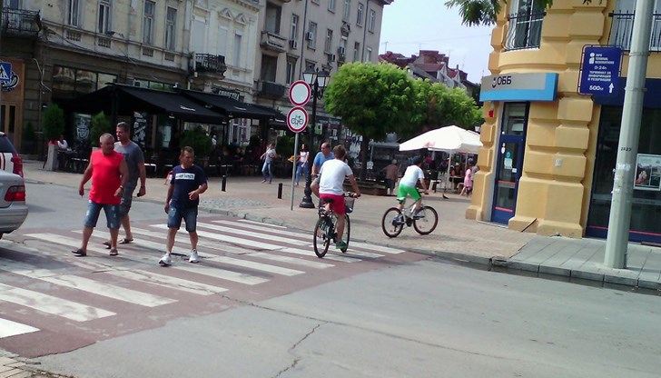 Колоездачите изобщо не обръщат внимание на забранителния знак на улица "Александровска" в Русе