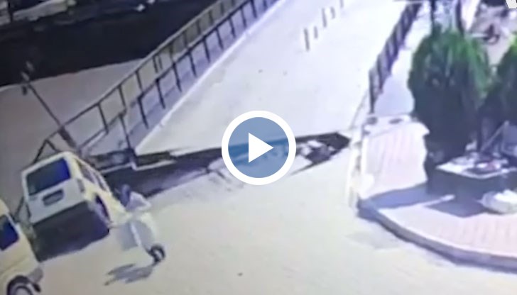 Камери запечатаха момента, в който мостът пада в момент, когато двама пешеходци минават през него.