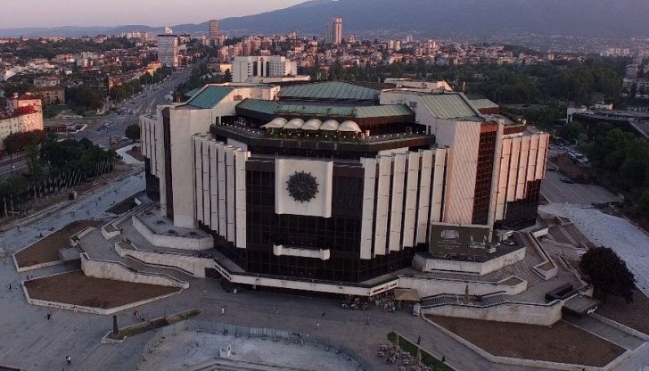 Националният дворец на културата в София хлопна кепенците до края на лятото