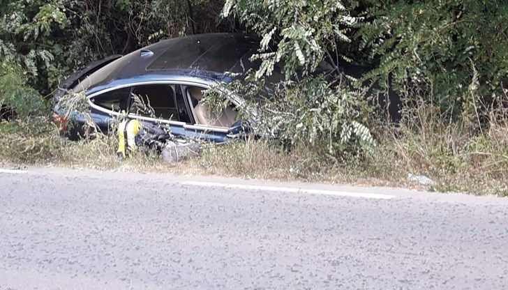 Два автомобила са се ударили при изпреварване