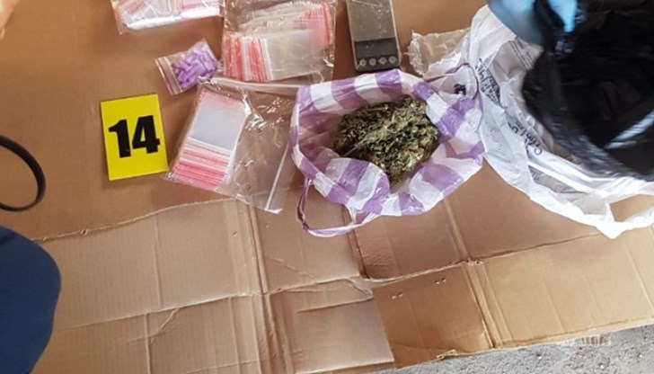 Откриха коктейл от наркотици и задържаха двама мъже