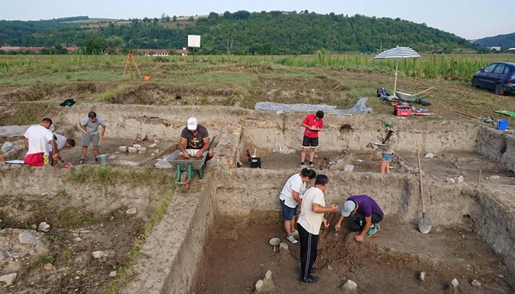 Приключиха археологическите разкопки на селищната могила до село Бъзовец