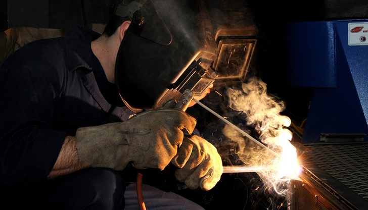 Месечна заплата до 2200 евро плюс по 300 евро бонуси за Коледа и за ваканция