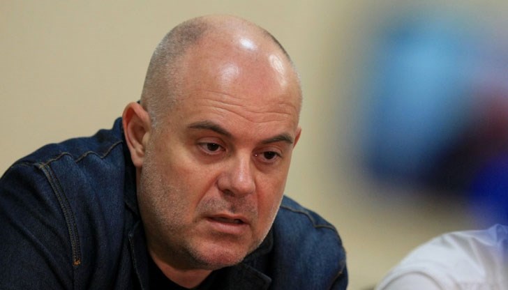 Разходи се до Варна, за да се похвали с разкриването на две убийства Разходи се до Варна, за да се похвали с разкриването на две убийства