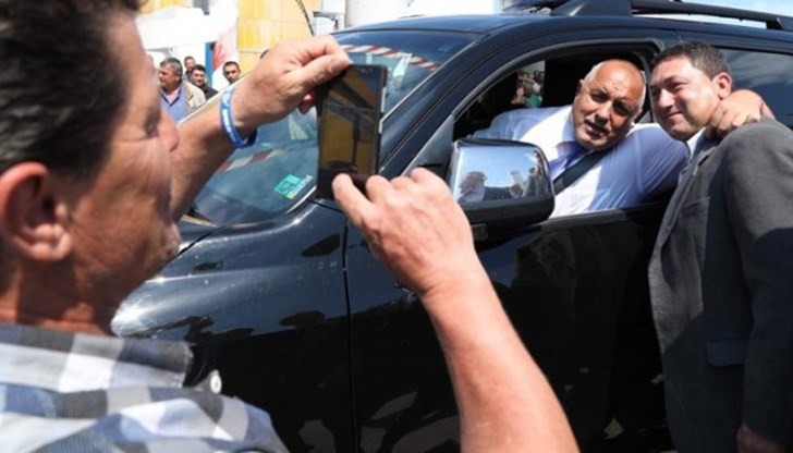 Е, как няма да му е кеф! Кара си служебната кола, купена с нашите пари, бензинът – пак от нашите, и се перчи ли, перчи как пак той раздавал милионите Е, как няма да му е кеф! Кара си служебната кола, купена с нашите пари, бензинът – пак от нашите, и се перчи ли, перчи как пак той раздавал милионите