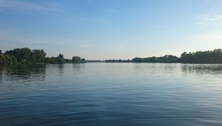 Очевидци твърдят, че телефонът паднал в реката през нощта, а жената скочила в реката за да го търси под водата Очевидци твърдят, че телефонът паднал в реката през нощта, а жената скочила в реката за да го търси под водата