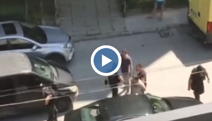 Маскирани полицаи закопчаха двама души