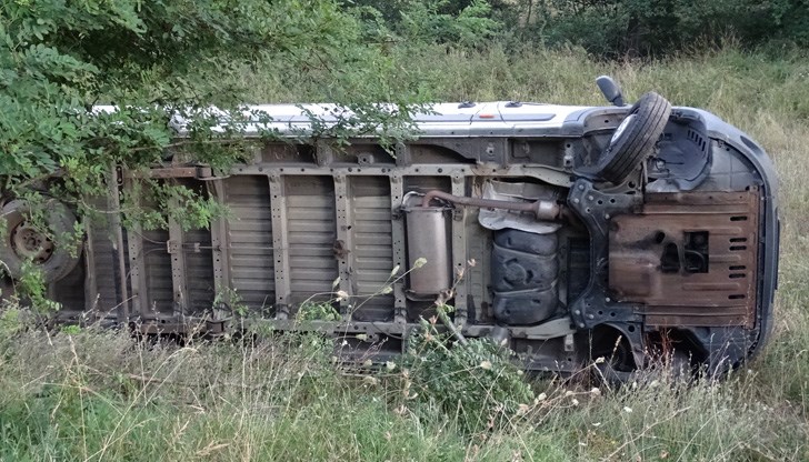 Бусът се е преобърнал на една страна