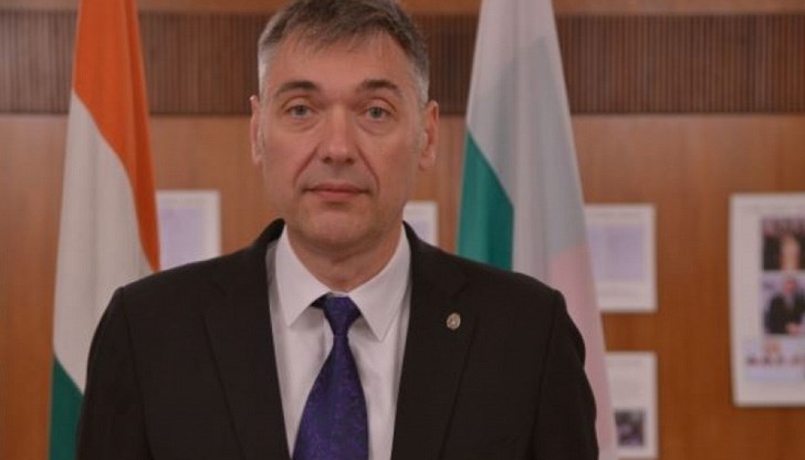 Дойков е дипломат и има ранг „посланик“