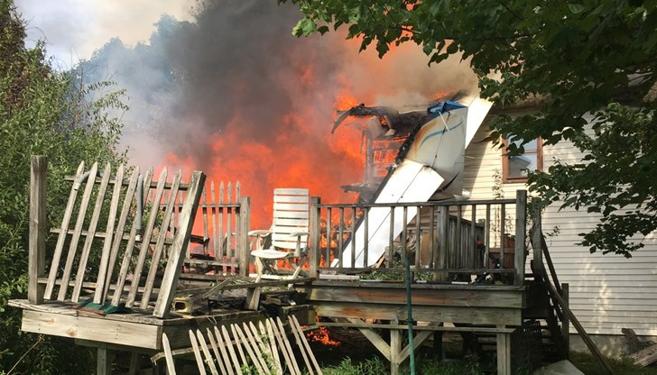 При инцидента са загинали двама души и е избухнал пожар