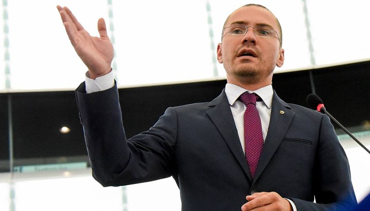 Повод за реакцията му е поредният случай на насилие над дете в ромската махала на село Сотиря Повод за реакцията му е поредният случай на насилие над дете в ромската махала на село Сотиря