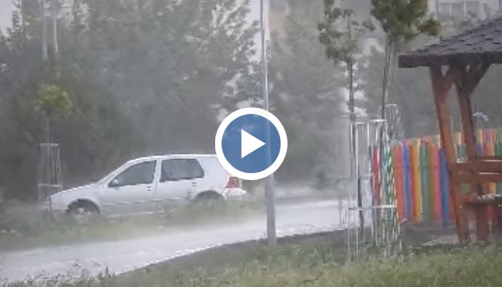 Дъждът превърна улиците в реки