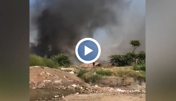 Пожарът, който тръгнал от запалени гуми, вече обхваща и жилищни постройки