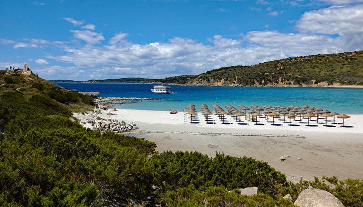 Двойката твърди, че искала да отнесе пясъка вкъщи като „сувенир“ и не предполагали, че извършват престъпление