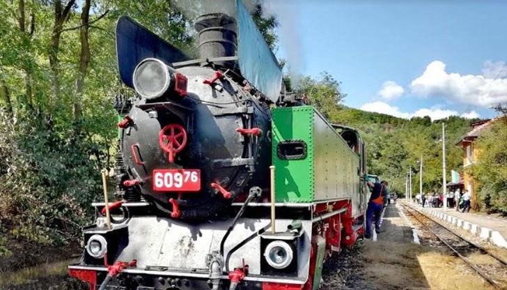Атракционният влак ще замине от гара Септември в 10:35 ч., като при пристигането си във Велинград ще бъде организирано посрещaне от местната община