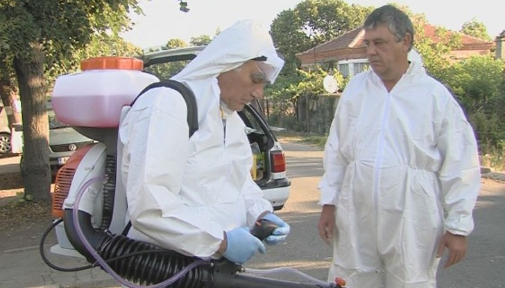 Екипите са облечени в специални защитни костюми