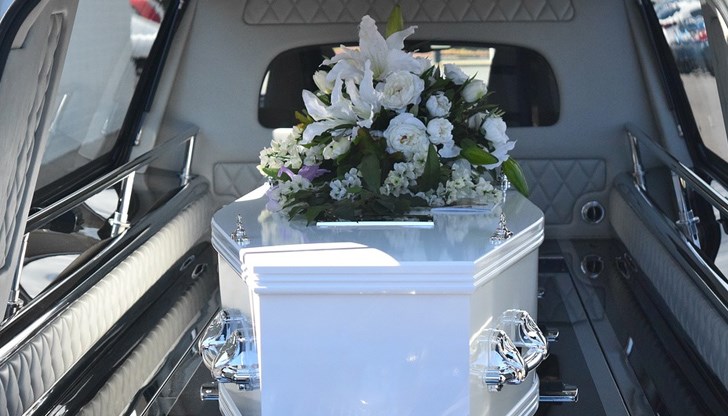 Само компетентната намеса на служителите от погребалното бюро попречили бабата да бъде закопана жива