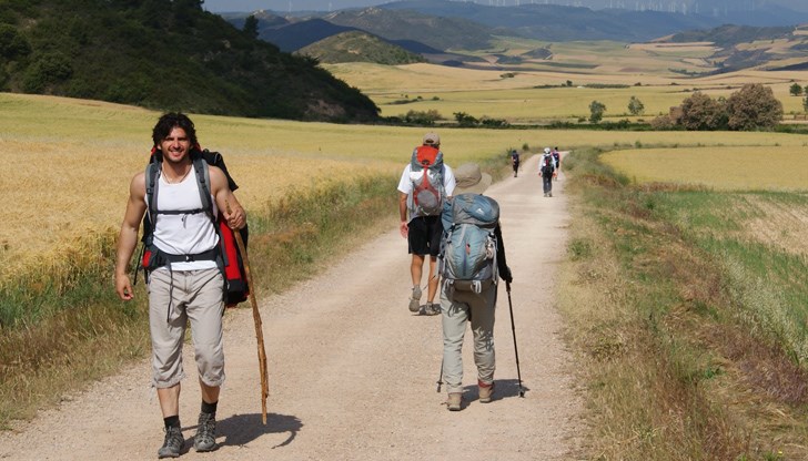 Крумов го посвещава на благотворителна кауза, за да помогне на две българчета – 3-годишният Християн Христов и 12-годишната Невена Родович