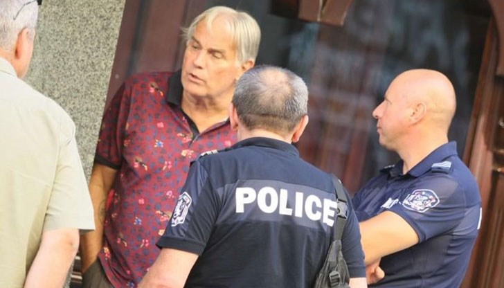 62-годишният мъж, въоръжен с щанга, посегна на "перките" след като негова позната се спънала в тях 62-годишният мъж, въоръжен с щанга, посегна на "перките" след като негова позната се спънала в тях