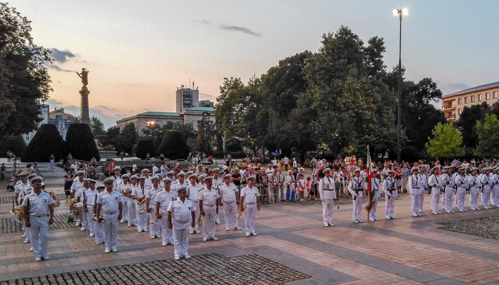 Тържествената програма завърши с празнични илюминации