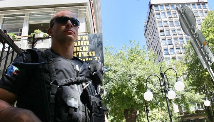 Пуснати са през компютърни сървъри в Швейцария и на Сейшелските острови Пуснати са през компютърни сървъри в Швейцария и на Сейшелските острови