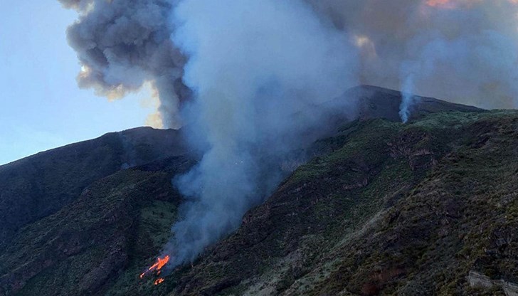 На остров Сицилия има още един активен вулкан, който изригва редовно – Етна
