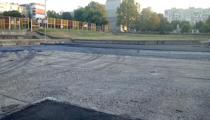 Подменя се настилката, която години наред създава проблеми