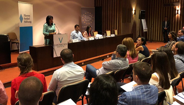 Непрекъснато повтаря как сме били на дъното. За няколко години не изтъкна нито един позитив Непрекъснато повтаря как сме били на дъното. За няколко години не изтъкна нито един позитив