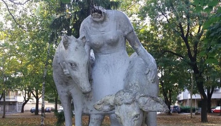 Скулптурата е поставена в края на 60-те години на миналия век