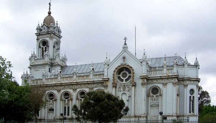 Храмът тече през тавана и стените, вода се стича по иконите и стенописите