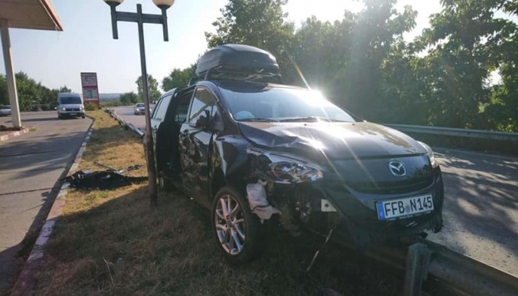 При инцидента няма пострадали хора, нанесени са само материални щети по колата и пътното съоръжение